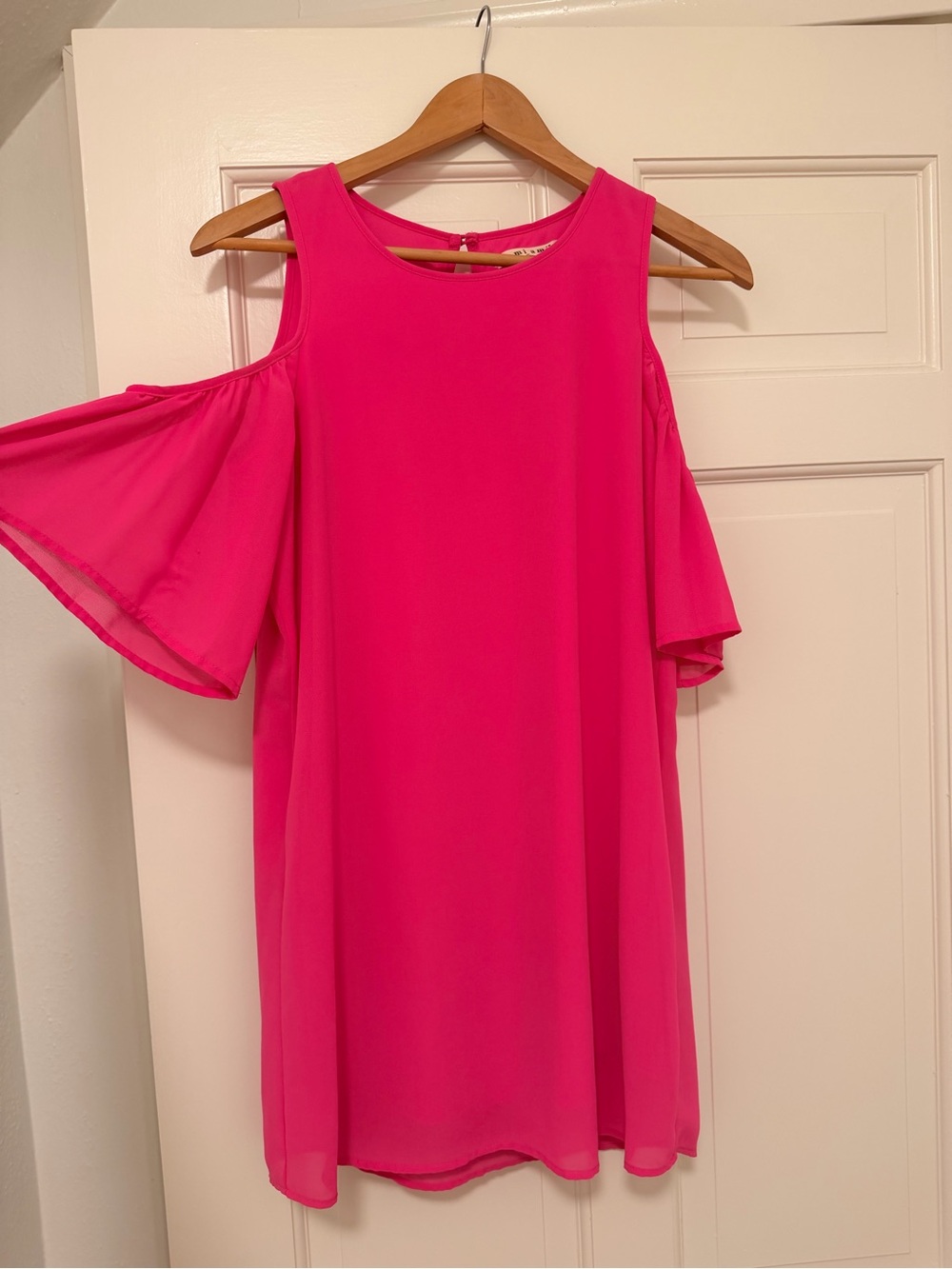 Women’s Cold-Shoulder Shift Dress in Fuschia! Size: XS